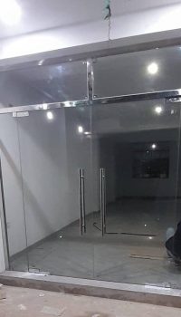 Mampara con cristal templado más frenos hidráulicos
